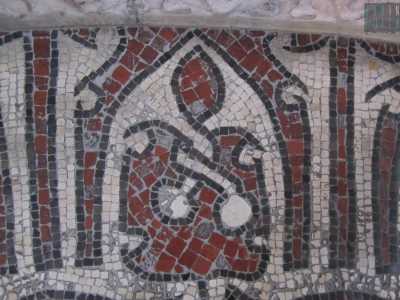I Saraceni (dall�847 all�871) - Dura 24 anni la presenza dei Saraceni: probabilmente la loro unica impronta � presente nella Basilica di San Nicola. Su un pavimento a mosaico della Basilica sembra infatti ripetersi il monogramma cufico di Allah (�Allah � grande�). Qui un particolare